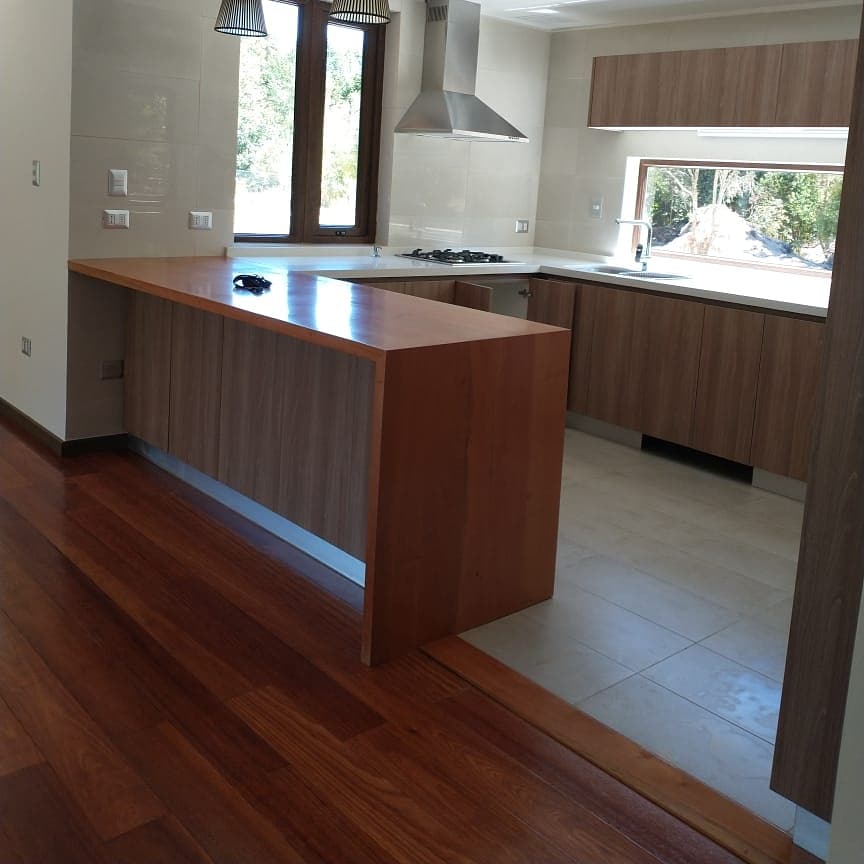 Cocina americana con isla y piso de madera