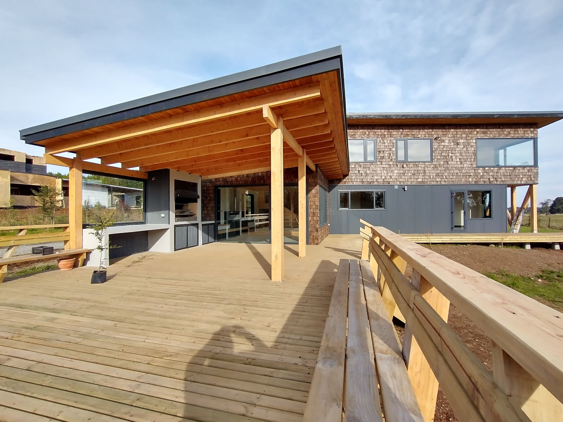 Terraza de madera con quincho de Casa Las Tranqueras