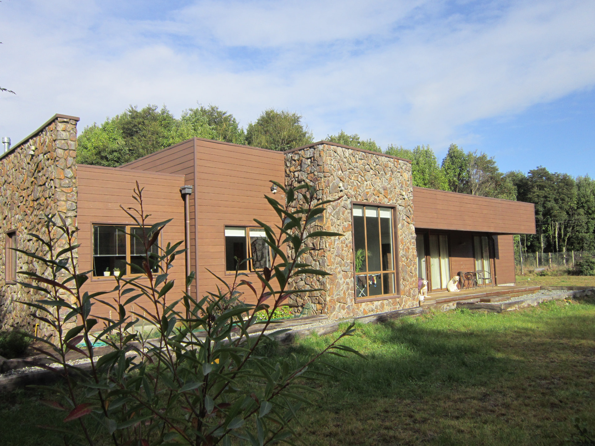 Casa residencial con detalles en piedra y madera