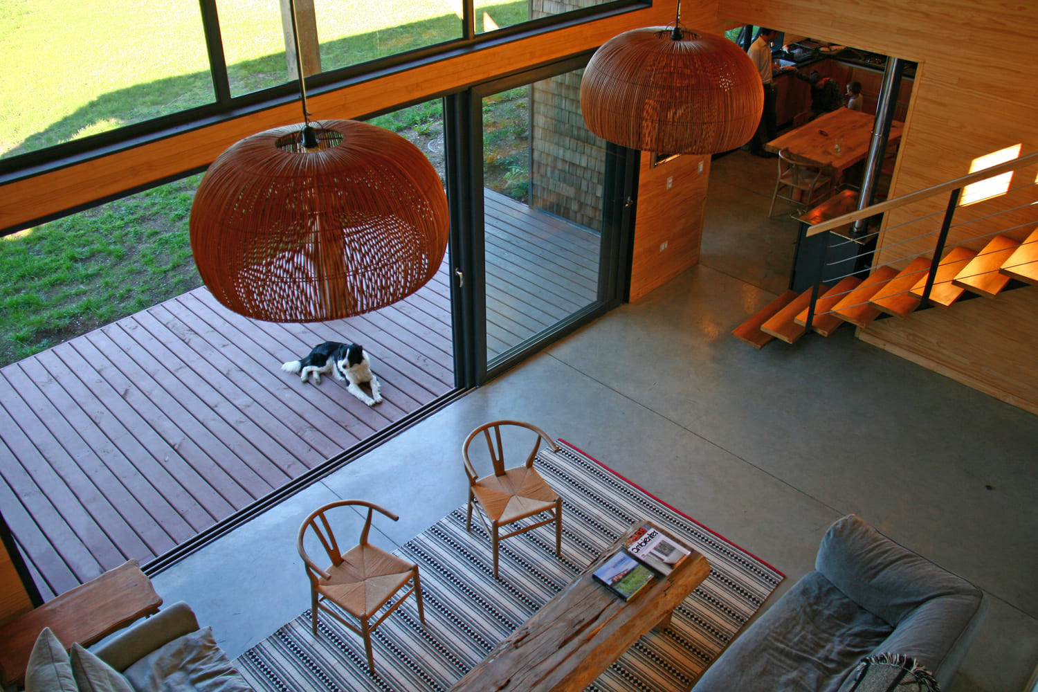 Interior de doble altura con living y terraza